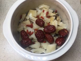 7、印度椰子鸡汤,炖锅里放入鸡肉，排骨，椰子块，红枣，枸杞。