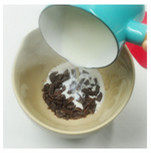 2、巧克力布丁,鸡蛋加细砂糖打散，细砂糖融化，但不宜打出过多气泡，可用“z”型手法擦底混合