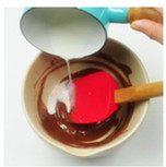 5、巧克力布丁,将剩余的热牛奶分次少量的加入巧克力中，每次都经搅拌至完全吸收再加入下一次的量