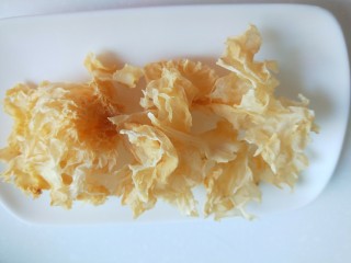 6、八种养生汤,银耳适量。