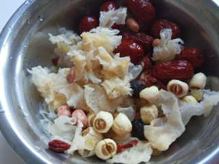 9、八种养生汤,全部材料放在一起洗干净。