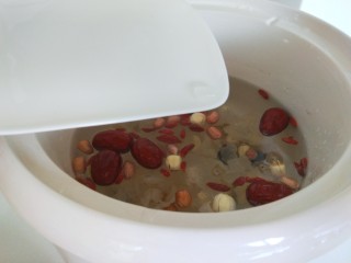 11、八种养生汤,倒入冰糖。