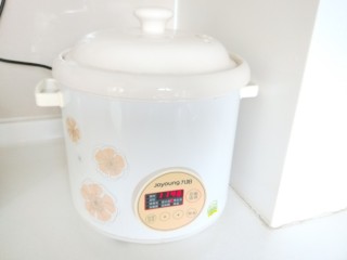 12、八种养生汤,盖上盖子开始制作，不用担心锅会烧干。