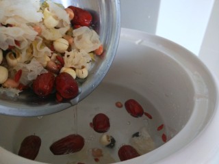 10、八种养生汤,倒入电砂锅中，加入适量清水。