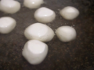 2、红糖汤圆,将糯米团调成软硬湿度适中的团，搓成直径3厘米左右的汤圆放入沸水中煮熟