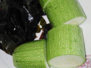 1、#魔芋西葫芦海带肉丝汤#(创建于10/8~2017),食材:海带丝150克、西葫芦1小个。