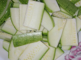 3、#魔芋西葫芦海带肉丝汤#(创建于10/8~2017),经洗净的西葫芦，改刀切成薄片。