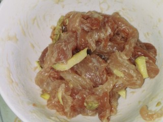 4、#魔芋西葫芦海带肉丝汤#(创建于10/8~2017),经洗净的肉块，改刀切成丝，并加入料酒、盐、姜腌制15分钟，备用。