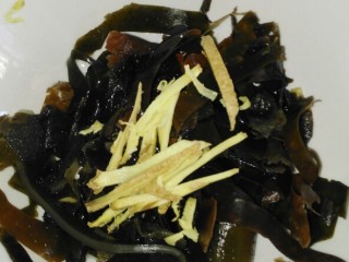 5、#魔芋西葫芦海带肉丝汤#(创建于10/8~2017),经泡发成熟的海带，切成丝，并加入料酒、姜腌片刻。