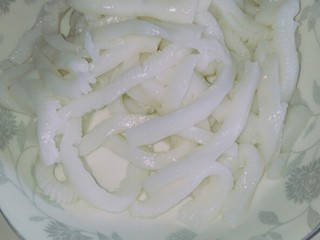 6、#魔芋西葫芦海带肉丝汤#(创建于10/8~2017),魔芋丝冲洗二~三次，滤干水。