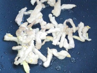 7、#魔芋西葫芦海带肉丝汤#(创建于10/8~2017),起锅，热锅凉油(少许)，煸炒腌制过的肉丝，滑开变松。