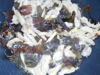 8、#魔芋西葫芦海带肉丝汤#(创建于10/8~2017),加入海带继续翻炒片刻，关火出锅盛碗中，备用。