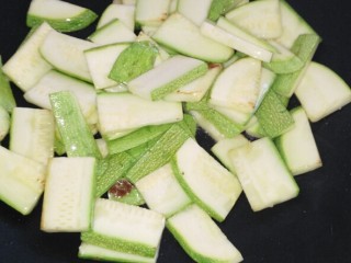 9、#魔芋西葫芦海带肉丝汤#(创建于10/8~2017),起锅，注少许油，煸炒西葫芦片刻。