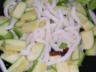 10、#魔芋西葫芦海带肉丝汤#(创建于10/8~2017),倒入魔芋丝，继续翻炒。