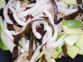 11、#魔芋西葫芦海带肉丝汤#(创建于10/8~2017),再倒入煸炒过的海带和肉丝，再翻炒。