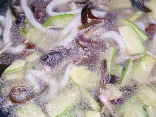 12、#魔芋西葫芦海带肉丝汤#(创建于10/8~2017),加入一大碗水(二人份)，烧开，使食材成熟，约5分钟。