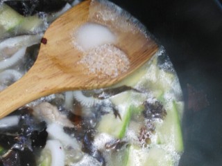 13、#魔芋西葫芦海带肉丝汤#(创建于10/8~2017),加入盐和味精、胡椒粉。