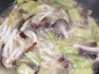 14、#魔芋西葫芦海带肉丝汤#(创建于10/8~2017),然后，勺芡，分三次进行。