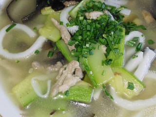 15、#魔芋西葫芦海带肉丝汤#(创建于10/8~2017),关火，出锅，盛入汤豌中，滴入香油，散入韭菜米，即成，0k。