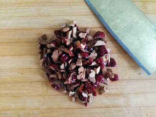 2、红糖红枣核桃酥,红枣洗净去核切碎