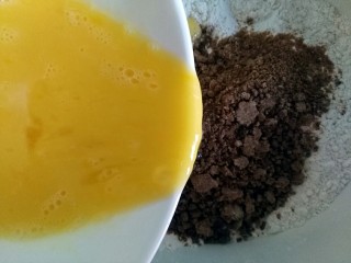 4、红糖红枣核桃酥,鸡蛋打散，取100克蛋液倒入上述混合