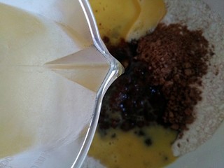 5、红糖红枣核桃酥,倒入玉米油搅拌均匀