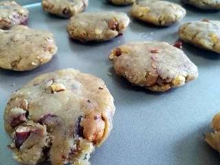 9、红糖红枣核桃酥,移至不粘烤盘，用手压扁