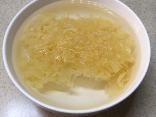 1、山楂银耳羹,银耳提前2小时泡发。