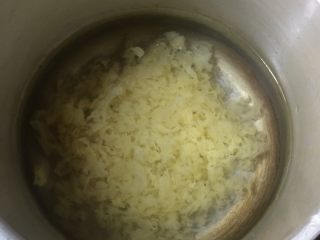 3、山楂银耳羹,放入高压锅，加入水。大火煮开后转小火煮40分钟。