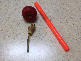 4、山楂银耳羹,山楂洗净，用大号吸管对准山楂的顶部扎进去，轻推吸管核从另一端挤出。