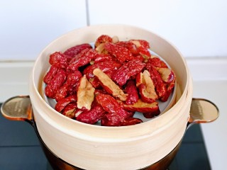 2、红糖枣糕别在外面买了～自己在家做～健康无添加,首先将红枣去核，隔水蒸熟。(食材中红枣的重量是去核后的量)