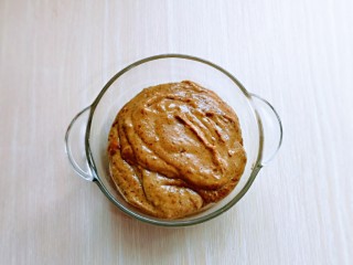 3、红糖枣糕别在外面买了～自己在家做～健康无添加,将蒸熟的红枣，古方红糖，牛奶，玉米油放入破壁机中，打成泥状，打好的红糖枣泥特别细腻，放旁边备用。