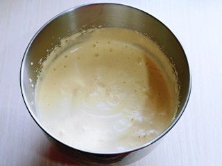 5、红糖枣糕别在外面买了～自己在家做～健康无添加,打至蛋液蓬松，且写8字不马上消散。