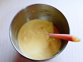 7、红糖枣糕别在外面买了～自己在家做～健康无添加,拌好的蛋糊细腻且无干粉即可。