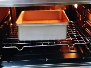 10、红糖枣糕别在外面买了～自己在家做～健康无添加,将烤盘入烤箱下层的烤网上。