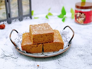 12、红糖枣糕别在外面买了～自己在家做～健康无添加,红糖枣糕出炉啦～晾凉后再脱模，切开即可享用。