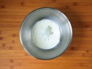 2、冰淇淋脆皮蛋筒鸡蛋卷 无黄油不打发材料简单好操作,牛奶、油（任何没味道的油都可以），细砂糖放入碗中搅拌至糖融化。