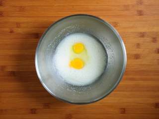 3、冰淇淋脆皮蛋筒鸡蛋卷 无黄油不打发材料简单好操作,倒入蛋液搅拌均匀，不用一直使劲抽打，搅匀就可以了。