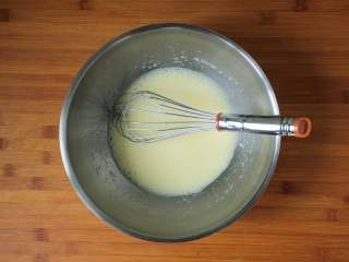 4、冰淇淋脆皮蛋筒鸡蛋卷 无黄油不打发材料简单好操作,倒入面粉搅拌至顺滑无颗粒。