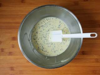 5、冰淇淋脆皮蛋筒鸡蛋卷 无黄油不打发材料简单好操作,加入黑芝麻混合均匀。