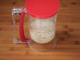 6、冰淇淋脆皮蛋筒鸡蛋卷 无黄油不打发材料简单好操作,为了方便操作，将面糊倒入了分液器，没有这个就用勺子舀，效果一样。