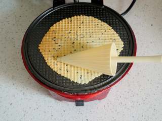 7、冰淇淋脆皮蛋筒鸡蛋卷 无黄油不打发材料简单好操作,蛋卷上色后趁热用锥形定型工具卷起来就好了，从图示位置开始卷，蛋卷底部会自然封口，不会漏哦。用筷子横着卷起来就成为了鸡蛋卷。