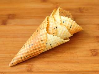 8、冰淇淋脆皮蛋筒鸡蛋卷 无黄油不打发材料简单好操作,就这么简单，放凉后蛋香浓郁，香脆无比，这个味道是香精调制不出来的，因为这是童年的味道。