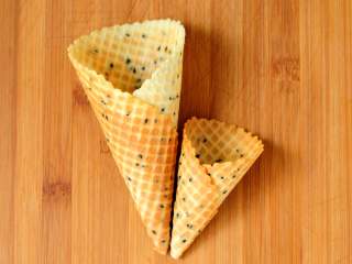 9、冰淇淋脆皮蛋筒鸡蛋卷 无黄油不打发材料简单好操作, 有大宝宝吃的，也有小宝宝吃的，不仅大小随心所欲，上色程度更任你掌握，有的喜欢上色轻点，有的喜欢吃焦一点。