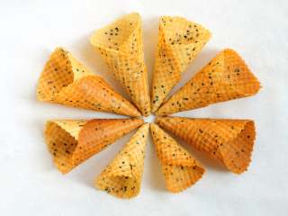 11、冰淇淋脆皮蛋筒鸡蛋卷 无黄油不打发材料简单好操作,能给孩子的童年增添一丝香甜味道，每个爸爸妈妈都会很欣慰吧。