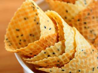 12、冰淇淋脆皮蛋筒鸡蛋卷 无黄油不打发材料简单好操作,家庭聚餐或是朋友小聚的时候，也能让你小露一手呢。试试这个无添加剂、无技巧、零失败的纯正口味脆皮蛋筒和鸡蛋卷吧，相信你试过之后再也不会出去买着吃了，因为这个味道来自我们的童年。