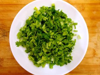 4、香芹胡萝卜辣椒炒鸡蛋,全部切好，控干水分，备用