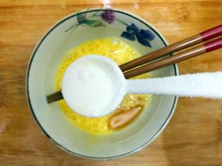 5、香芹胡萝卜辣椒炒鸡蛋,鸡蛋磕入碗内，打散，加少许料酒，一丢丢细盐