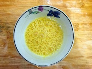 6、香芹胡萝卜辣椒炒鸡蛋,搅拌均匀，备用