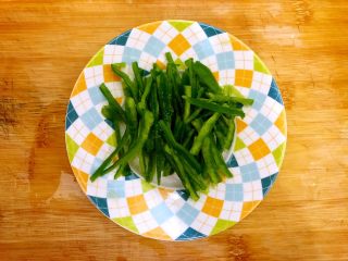 8、香芹胡萝卜辣椒炒鸡蛋,辣椒洗净，挖去籽，如图所示，切成丝，备用